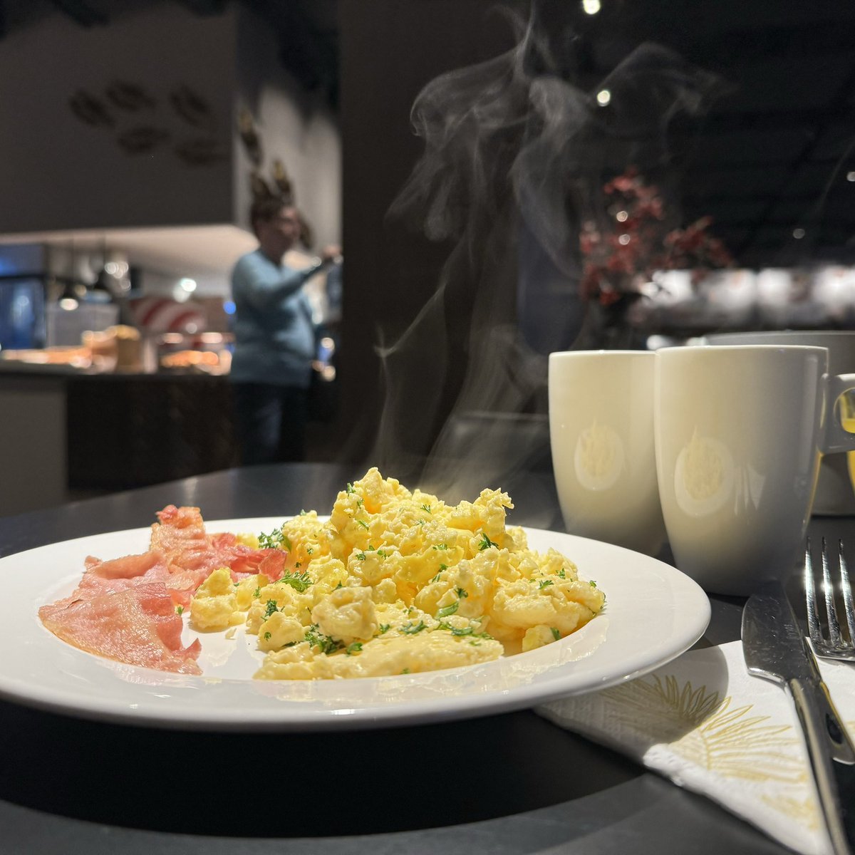 #hotelontbijtje...
Yikes! ei met ‘groene dingetjes’…
Straks is’t nog gezond!! 😳

#myview #hotel #vanderValk #vanderValkhotel #hotelAmersfoort #Amersfoort
. 
#food #foodporn #foodgasm #foodphotography #breakfast #breakfasttime #coffee #eggs #scrambledeggs #bacon