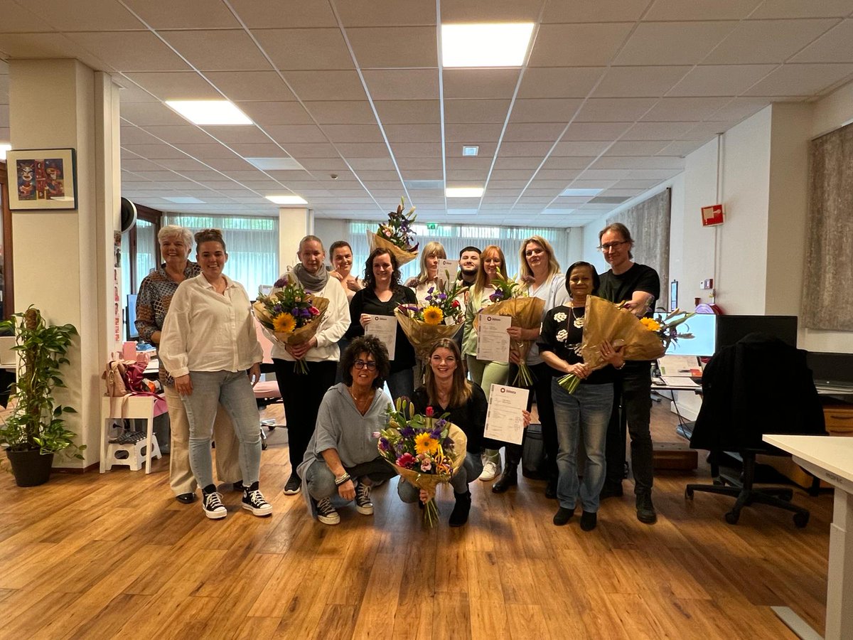 De ‘motor van de Huishoudelijke Ondersteuning’, (planners) van Stichting Humanitas kreeg vandaag het certificaat van deelname uitgereikt van de vakopleiding Personeelsplanner.

Uiteraard zijn wij super trots op deze kanjers!

#goedbezig #rotterdam #zorgthuis #thuiszorg