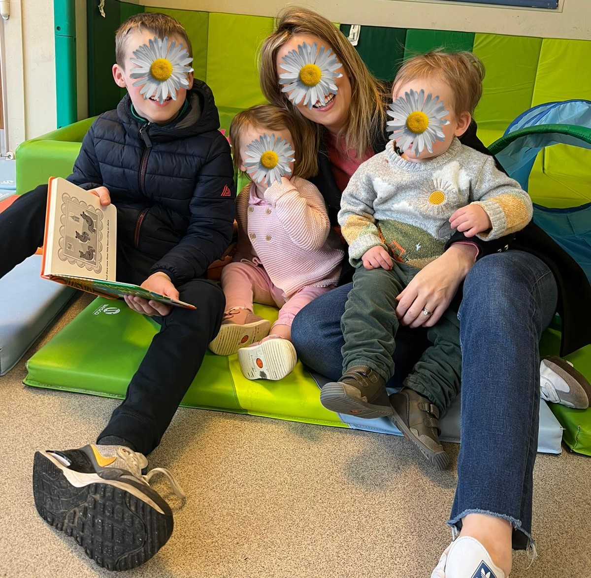 𝐓𝐞𝐫𝐞𝐧𝐮𝐫𝐞 𝐂𝐞𝐧𝐭𝐫𝐞: Great family pic during the recent World Book Day when some parents came in the morning to read the books for their children #familyfuntime #WorldBookDay #daisychaincare #childcaredublin #montessori #terenure