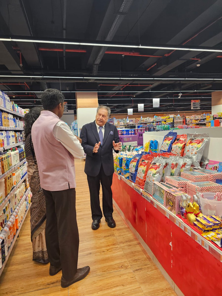 Honoured to host H.E. Mr.Satish Kumar Sivan, Consul General of India to Dubai and his wife Uma for a special visit at Al Maya Supermarket.

@IndembAbuDhabi @cgidubai @almayaUAE @AlMayaGroup 

#UAE #Dubai #India #IndiaUAE #Kashmir #supermarket #FMCG