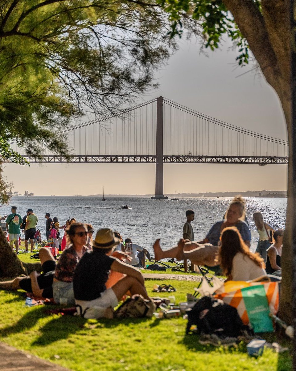 𝐽𝑎𝑟𝑑𝑖𝑚 𝑑𝑜 𝑅𝑖𝑜 is the ideal place to get away and breathe! It's an unmissable attraction with a view that stretches along the banks of the Tejo River. #VisitLisboa visitlisboa.com 📍 Jardim do Rio 📷 @albertoseabra