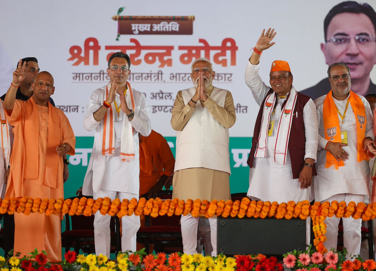 narendramodi's tweet photo. पीलीभीत की जनसभा में अपने परिवारजनों का स्नेह और आशीर्वाद पाकर अभिभूत हूं। https://t.co/GsxuIRPKlC