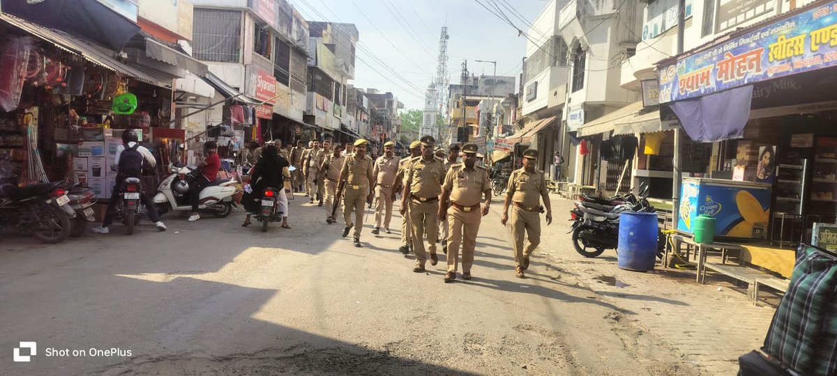 budaunpolice's tweet photo. आगामी त्यौहारों/लोकसभा चुनाव-2024 के दृष्टिगत #SSP_बदायूँ के निर्देशन में अपराध नियन्त्रण,कानून/शान्ति व्यवस्था तथा जनमानस में सुरक्षा की भावना जागृत करने हेतु #थाना_उझानी पुलिस द्वारा सतर्क दृष्टि रखते हुए #फ्लैग_मार्च किया गया #UPPolice #budaunpolice #flag_march https://t.co/5npRdFD2Le