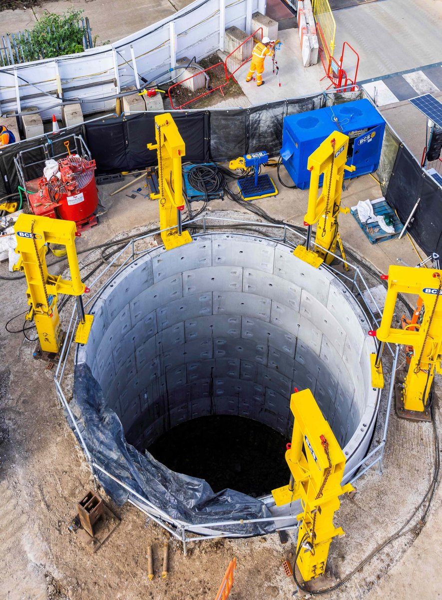 Micro-tunnel under the Grand Union Canal in West London to support HS2 main tunnelling completed - b.link/22eei8qu #Aspermont @HS2ltd @Barhaleltd #Tunnelling #HighSpeedRail #London #TBM @UKPowerNetworks