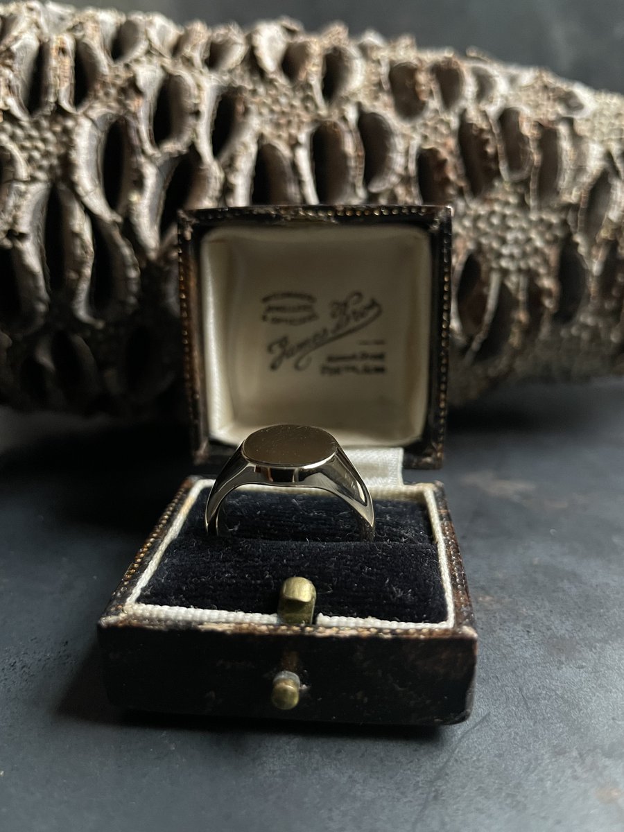 CHillsJewellery's tweet image. There’s been a surge of interest in signet #rings recently - I guess tradition is still important to many people and they are a classic, timeless way to mark a special occasion. This is a large oval 9ct #signetring and I’m about to add a silver version to my website.