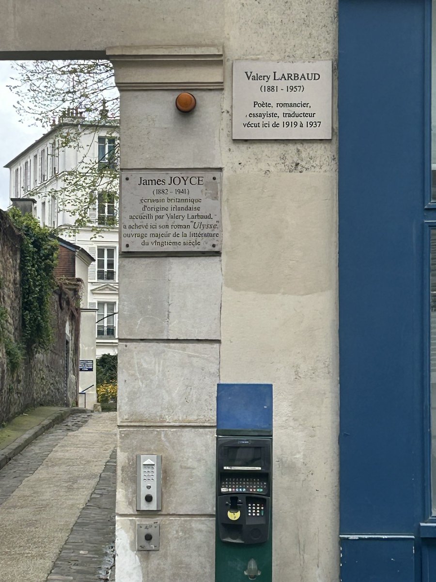 Is it reasonable to describe #JamesJoyce as ‘un écrivain britannique, d’origine irlandaise’ as described on this perplexing plaque (around the corner from Centre Culturel Irlandais), where he house-sat Valéry Larbaud’s apartment in 1921? It’s a private plaque, apparently. 🧐