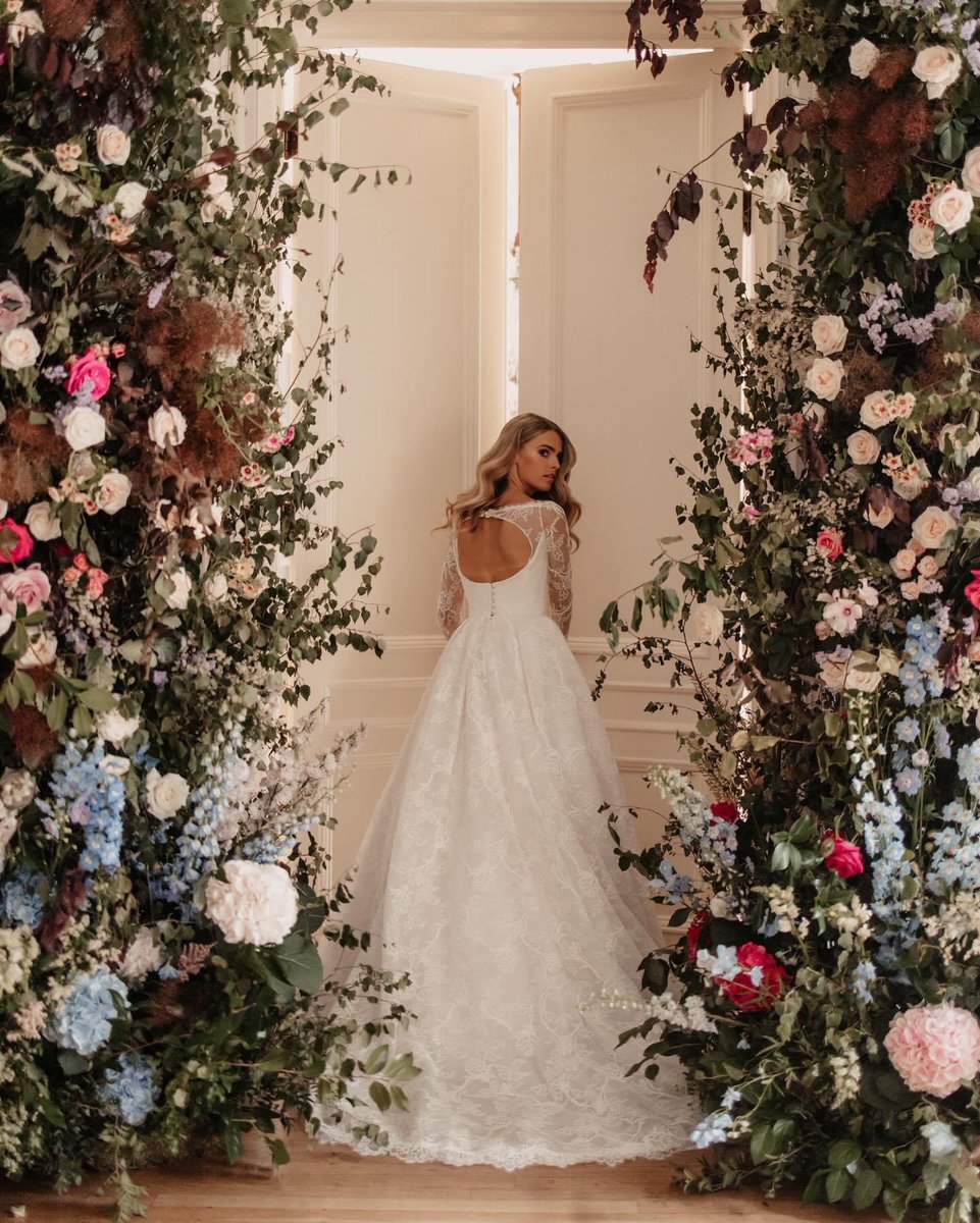 Show-stopping B R A H M S surrounded by show-stopping blooms, by @corkyandprince 🌸 
Styled to perfection by @clairedomonteweddings, with @theluxecollectionuk @just_4_linen @theembroiderednapkin @tdccordlesslighting_ 🫶🏼 

Captured by @emilyrosehamilton and @jakeburgessfilms