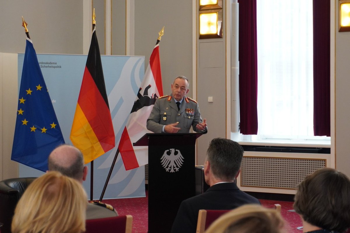 Zum Auftakt des Kernseminars #KS24 fordert der Generalinspekteur der #Bundeswehr glaubhafte Abschreckung und Verteidigung: 'Auch wir werden wieder militärisch bedroht - auch wenn wir es nicht wahrhaben wollen, wir werden da nicht herauskommen', so General Breuer @BundeswehrGI.