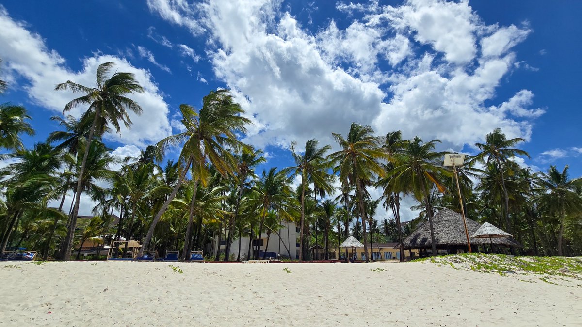 Trade your tired Tuesday for turquoise tides. Sunshine's the only prescription I needed. Who's craving some Vitamin Sea with a shot of palm breeze? 📍Mombasa. #MagicalKenya #TembeaKenya #MykenyanBucketList #Bucketlist