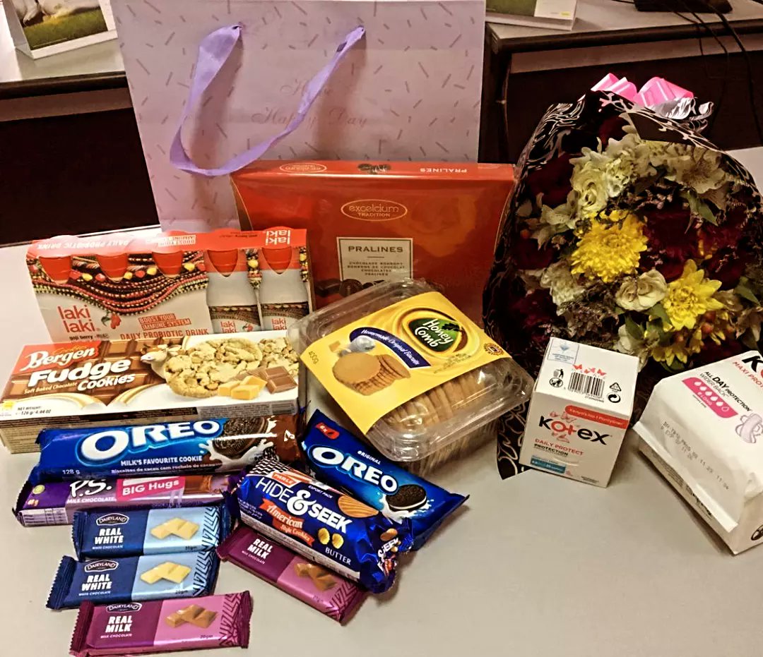 The_RedCareBox's tweet photo. Masaa ni ya care packages 🍫🥂💐🧁
Send some love with a thoughtful care package to bring happiness, love and memories all wrapped up in an adorable box 🎁.
💐🍷🍭🍬🍫
Bring 'em orders 😉
We got you
#SpreadingLoveOnePacakgeAtATime🎁
#RedCareBox https://t.co/ZEOno3ChpQ