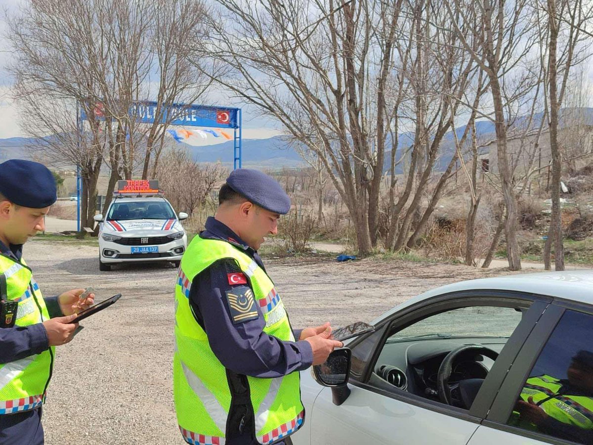 Gümüşhane İl Jandarma Komutanlığı trafik ekipleri, bayram tatilinde vatandaşların güvenli şekilde sevdiklerine ulaşabilmesi için havadan ve karadan denetim yaparak sürücüleri trafik kurallarına uymaları konusunda uyarıyor. İçişleri Bakanlığının 'Hayatla Yarışılmaz' mottosu…