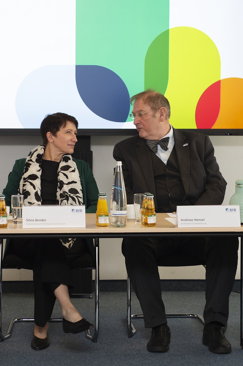 bfrde's tweet photo. Heute wurde der erste Proband der COPLANT-Studie im Studienzentrum Berlin-Charlottenburg begrüßt. Dabei waren u. a. Silvia Bender, Staatssekretärin im @bmel, BfR-Präsident Prof. Andreas Hensel &amp; Vizepräsidentin Prof. Tanja Schwerdtle sowie die Studienleitung vom @MRI_Aktuelles. https://t.co/5zQhJ69o44