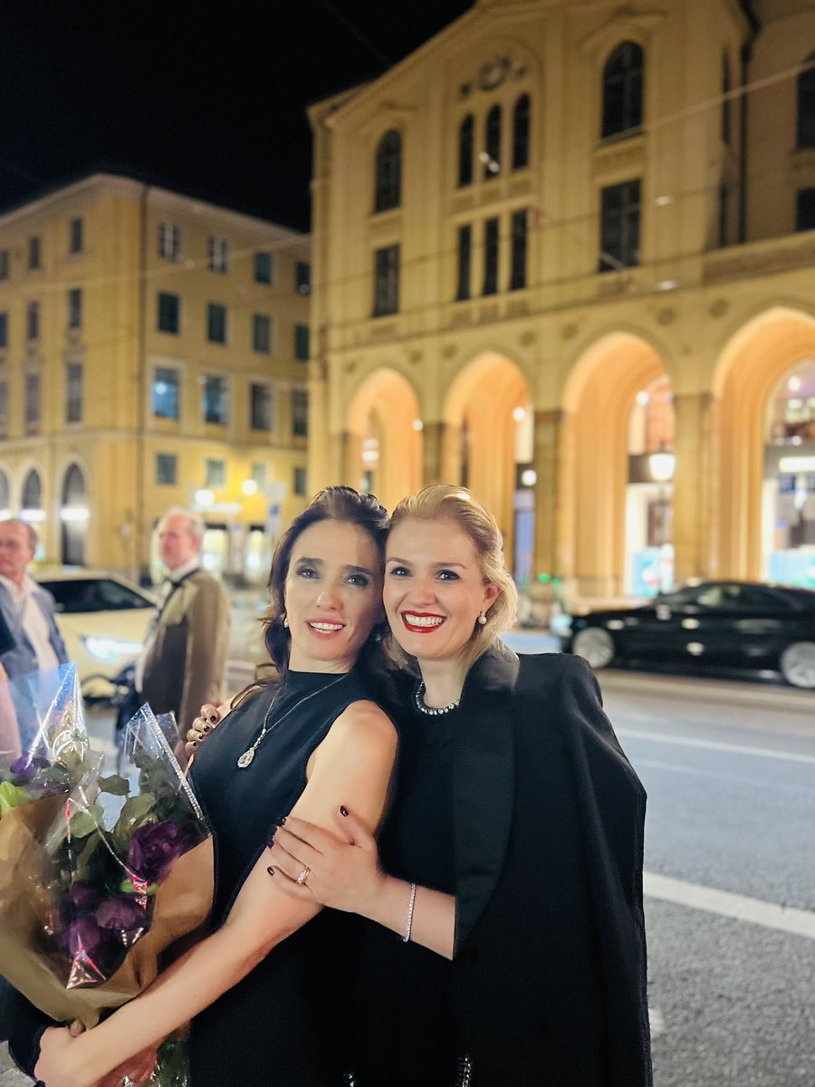 Amazing, amazing performance of @ErmonelaJaho at Bayerische Staatsoper 🇩🇪! She is a national treasure 🇦🇱🇺🇸 So proud of her ❤️
