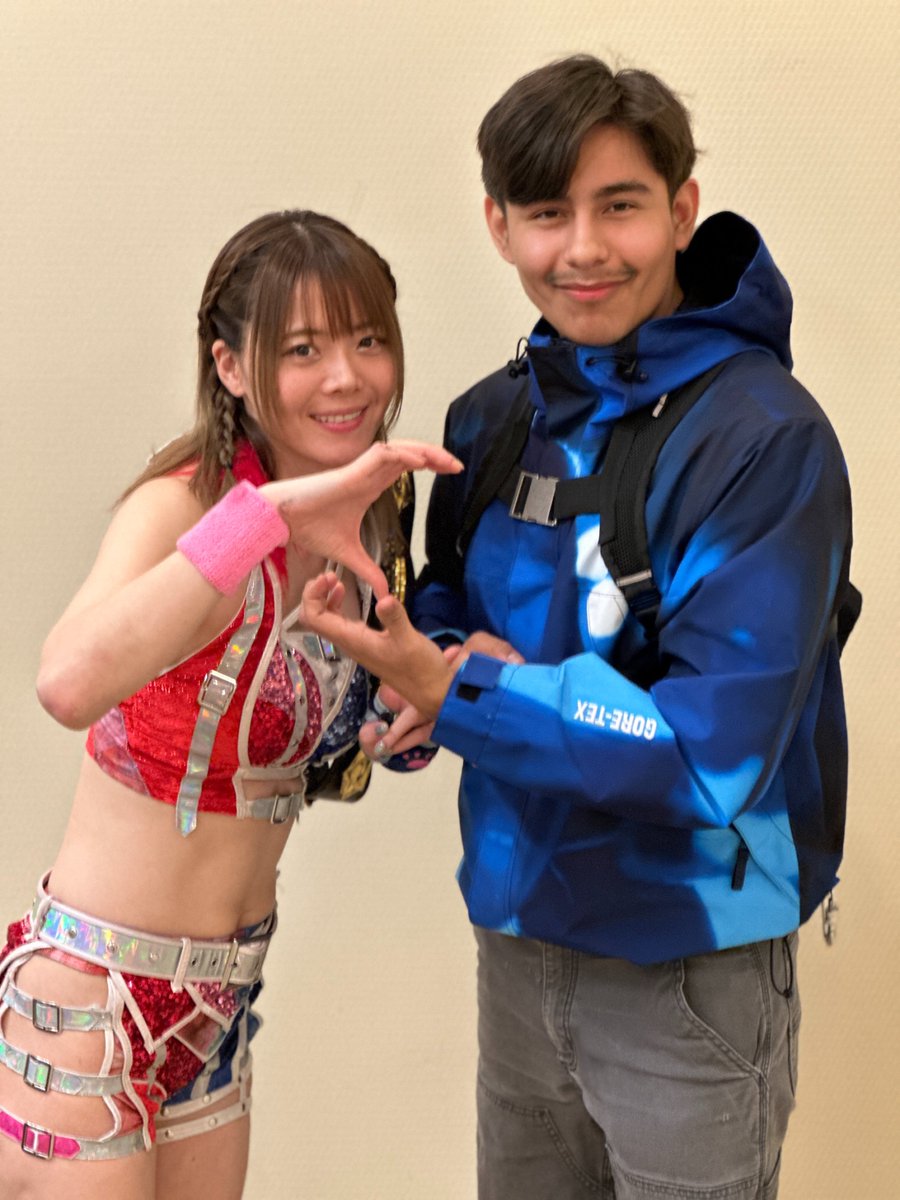 With @MayuIwatani at #WrestleCon !!! I am Brain and this is Chicken !!!

#岩谷麻優