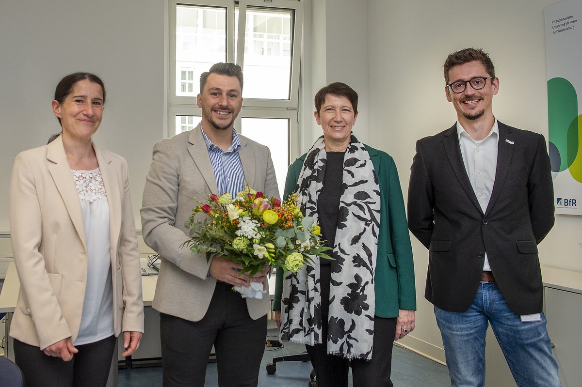 bfrde's tweet photo. Heute wurde der erste Proband der COPLANT-Studie im Studienzentrum Berlin-Charlottenburg begrüßt. Dabei waren u. a. Silvia Bender, Staatssekretärin im @bmel, BfR-Präsident Prof. Andreas Hensel &amp; Vizepräsidentin Prof. Tanja Schwerdtle sowie die Studienleitung vom @MRI_Aktuelles. https://t.co/5zQhJ69o44