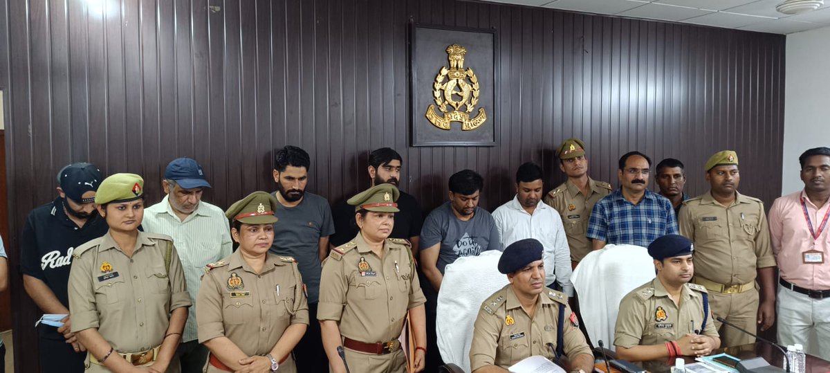 Cyberdost's tweet photo. वाराणसी : फर्जी पुलिस व ट्राई अधिकारी बनकर 3.5 करोड़ की साइबर धोखाधड़ी करने वाले 08 शातिर अपने सरगना सहित 
गिरफ्तार |
#I4C #MHA #CyberSafeIndia #CyberAware https://t.co/D8yOZAYH1Q