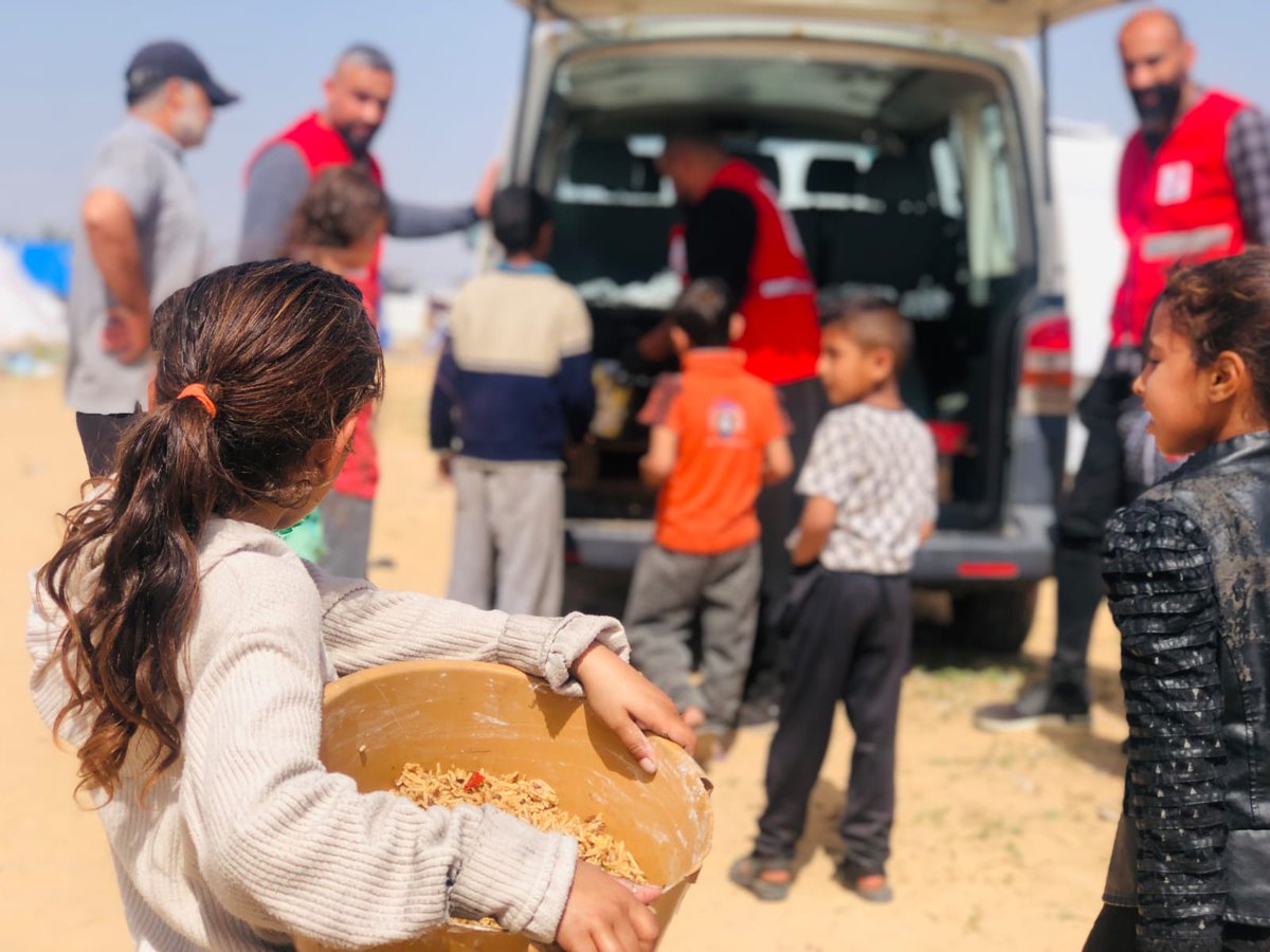 Mersin’den Gazze için yola çıkacak yeni gemimizin yüklemesi devam ederken Gazze’deki ekiplerimiz aşevimizden sıcak yemek çıkartmaya devam ediyor. İyilik köprüsündeki bu yoğun trafiğimiz hiç durmadan sürüyor. #Gazze