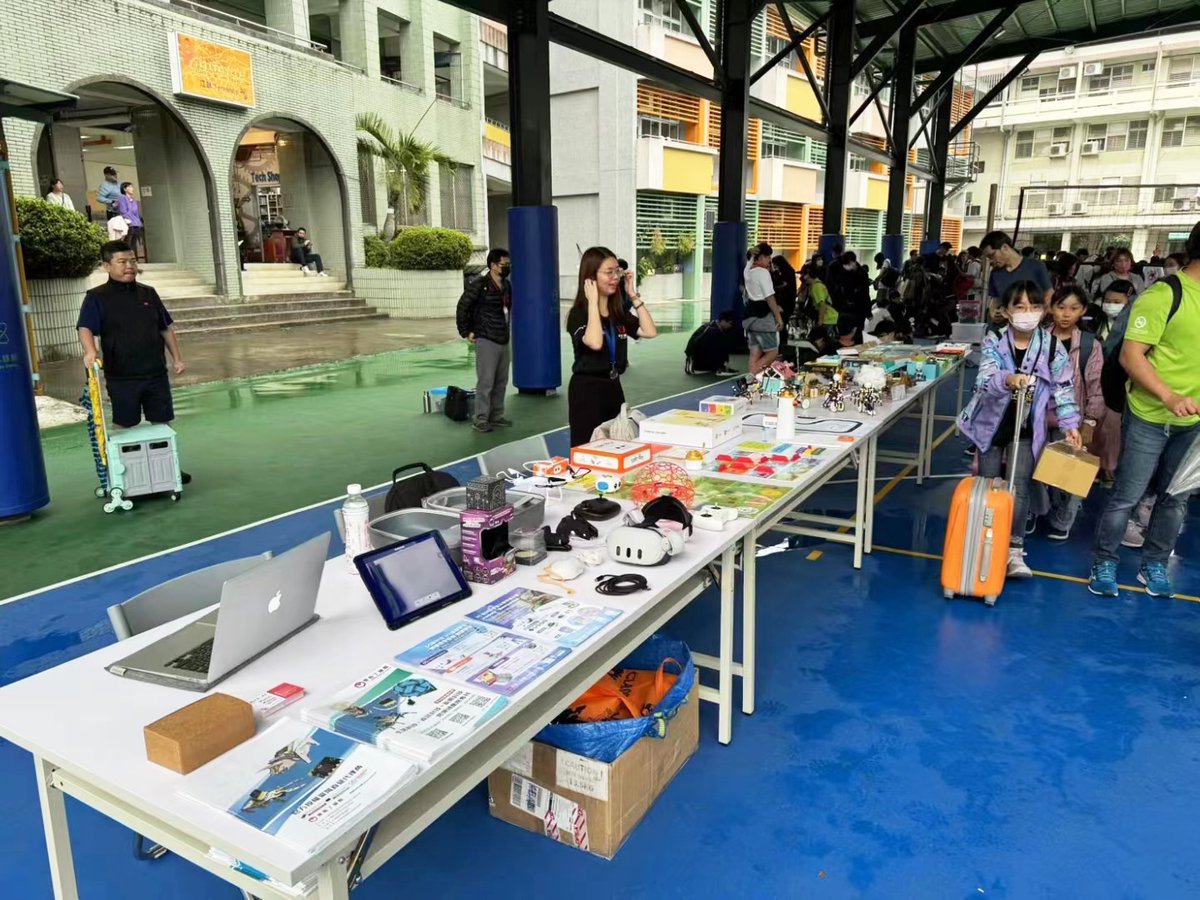 🏎️ We're proud to be part of the '2024 START! AI Smart Car Competition'! Seeing our robots change how students approach challenges and cultivate their problem-solving and logical thinking skills fills us with pride. #STEMeducation #STEAM #LearnThroughPlay #MatataStudio