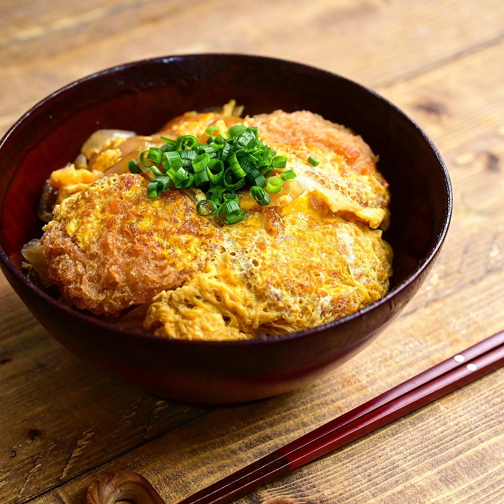 マカロンで卵黄が残ったので卵黄多めのヒレカツ丼