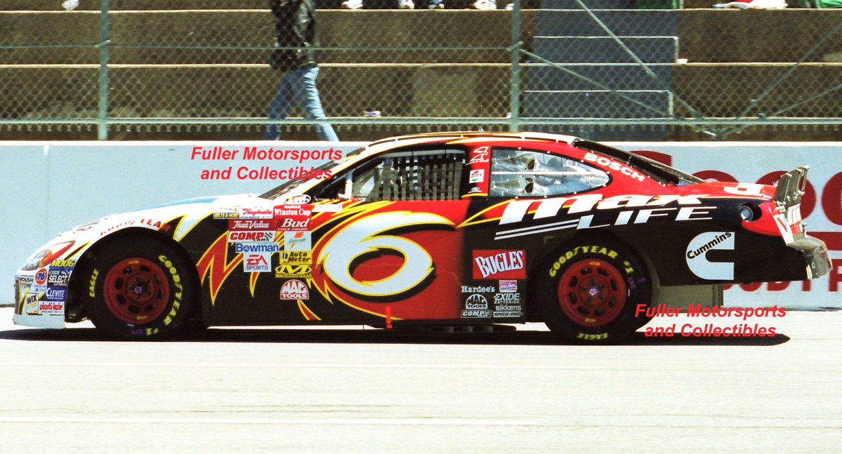 Mark Martin won the 2000 Goody's Body Pain 500 at Martinsville 24 years ago today. 🏁   

He beat his teammate Jeff Burton for the win.  

#RoushRacing 🏁