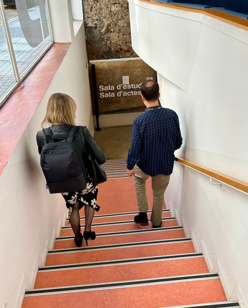 Com a presidenta del districte visito la Biblioteca Vila de Gràcia, un espai únic al nostre barri que magistralment dirigeix el Juli Cervera des de l’any 2005. Jo vaig estudiar una part important de la carrera des de la planta 3!

Enhorabona a tot l’equip!

📚 #bbcnViladeGràcia