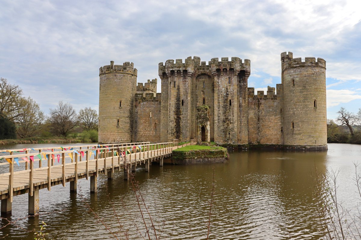There's still time to join the fun at Bodiam Castle this half-term! Explore the medieval castle, try longbow archery, embark on a dragon egg trail, see medieval armour, and listen to stories about dragons, knights, and castles. Start planning your visit today. 📸 NT/Lucy Evans