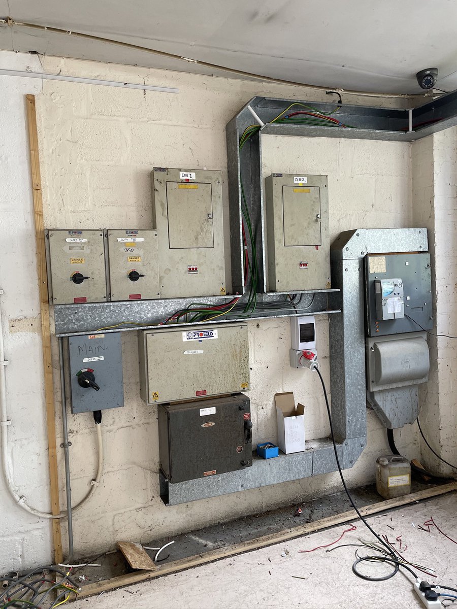 Jamescox83's tweet photo. @hageruk little renovation of a brewery taproom using a 250a hybrid 2+10 #hagergang #installofthemonth #installoftheyear https://t.co/jKpZPY3Yj4