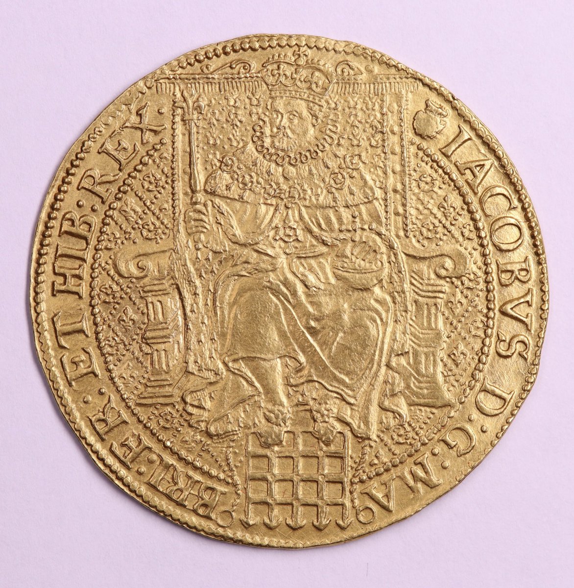 James VI & I is depicted enthroned on the intricately detailed Rose Ryal of his 3rd English coinage (1619-1625). These coins were minted in very small numbers & were likely used for royal gift giving. From the collection of @NtlMuseumsScot. #Numismatics