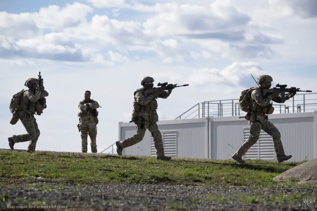 Interoperability at the heart of #missionaigle ! 🦅As with RED SCORPION, the program included asbeiling, first aid, shooting training, trench warfare and urban combat. Our soldiers 🇧🇪🇫🇷🇱🇺were happy to share these moments with our partners 🇷🇴🇵🇱🇵🇹🇲🇰 #StrongerTogether @NATO