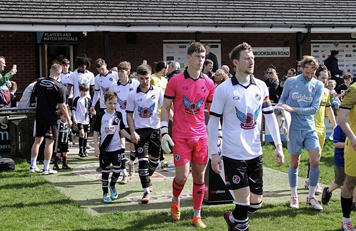 To all those who bought one of the <a href="/WD_CFC/">West Didsbury & Chorlton</a> players’ shirts post-match and chucked contributions in our buckets on the way into the game, we are delighted to announce that you’ve added £1290 to our crowdfunding total! 🙌🏼 <a href="/FilmsNotWords/">FilmsNotWords</a> 

indiegogo.com/projects/the-c…

📷 <a href="/si_cook_65/">Simon Cook</a>