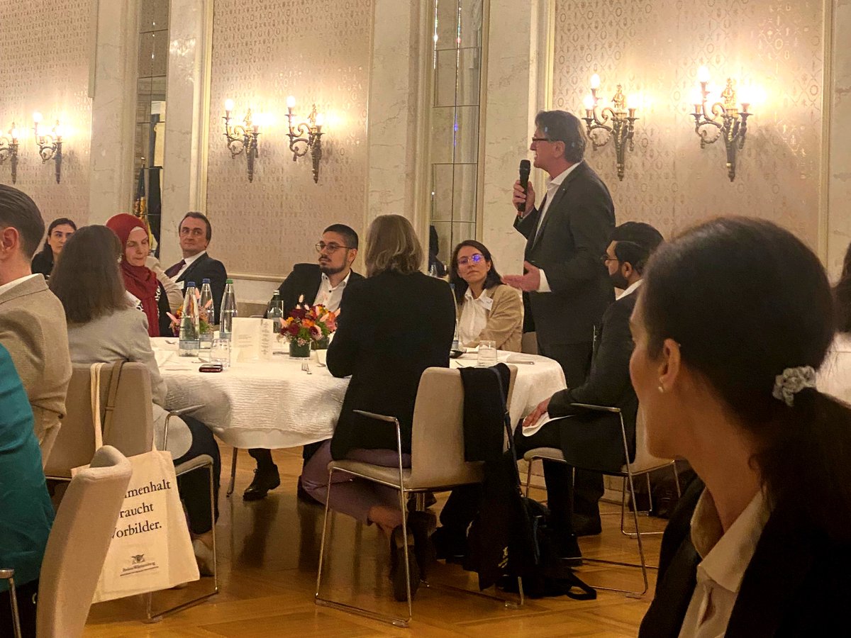 Ramadan endet heute Abend. Die @RegierungBW hat Musliminnen und Muslime zum #Iftar, dem gemeinsamen #Fastenbrechen, in Stuttgart zum Empfang eingeladen. Dieser stand im Zeichen des Engagements junger Menschen muslimischen Glaubens.➡️ t1p.de/uscfm