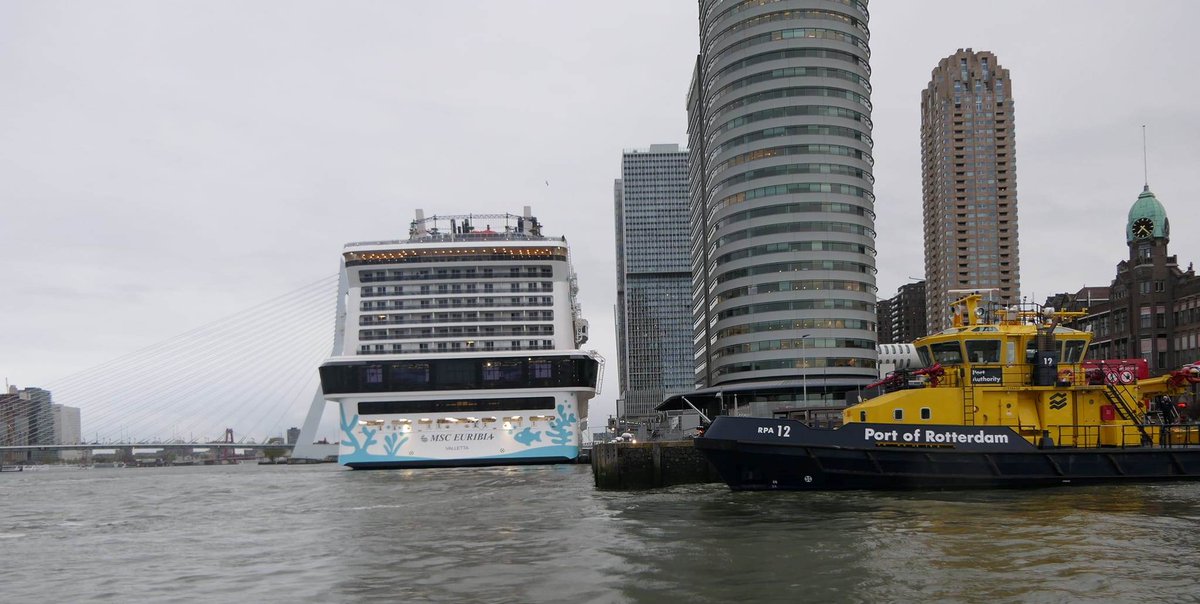 Aankomst MSC Euribia vanochtend en aanmerend met ondersteuning van Port of Rotterdam (foto's Jan de Korte). Afvaart vanavond plm. 20:00.