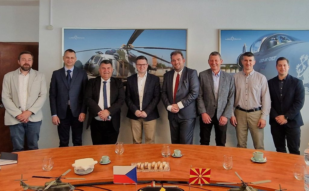 V #LOMPRAHA 🇨🇿 jsme dnes v návaznosti na moji únorovou pracovní návštěvu ve Skopje přijali delegaci @Defence_MKD a @ARM_mil_mk vedenou státním tajemníkem rezortu 🇲🇰 Témata jsou jasná 👉 servis a opravy 🚁✈️ a rozvoj spolupráce při modernizaci severomakedonské armády 🤝