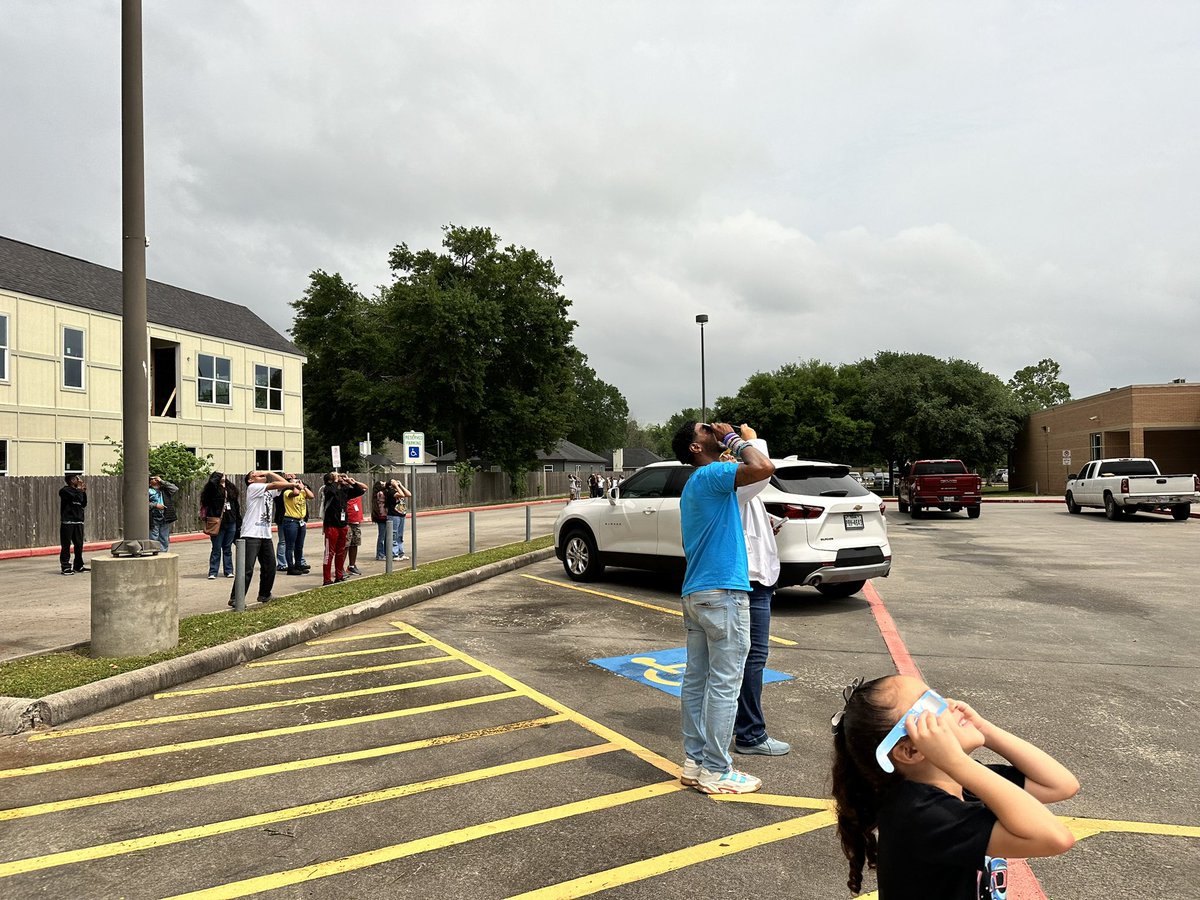 🌞🌑 my scholars excitement and wonder reminded me why I love science. #SolarEclipse thank you #myaldine for providing viewers for everyone @Houston_AISD @BakerDana2424 @STARS_902 @doccbstewart
