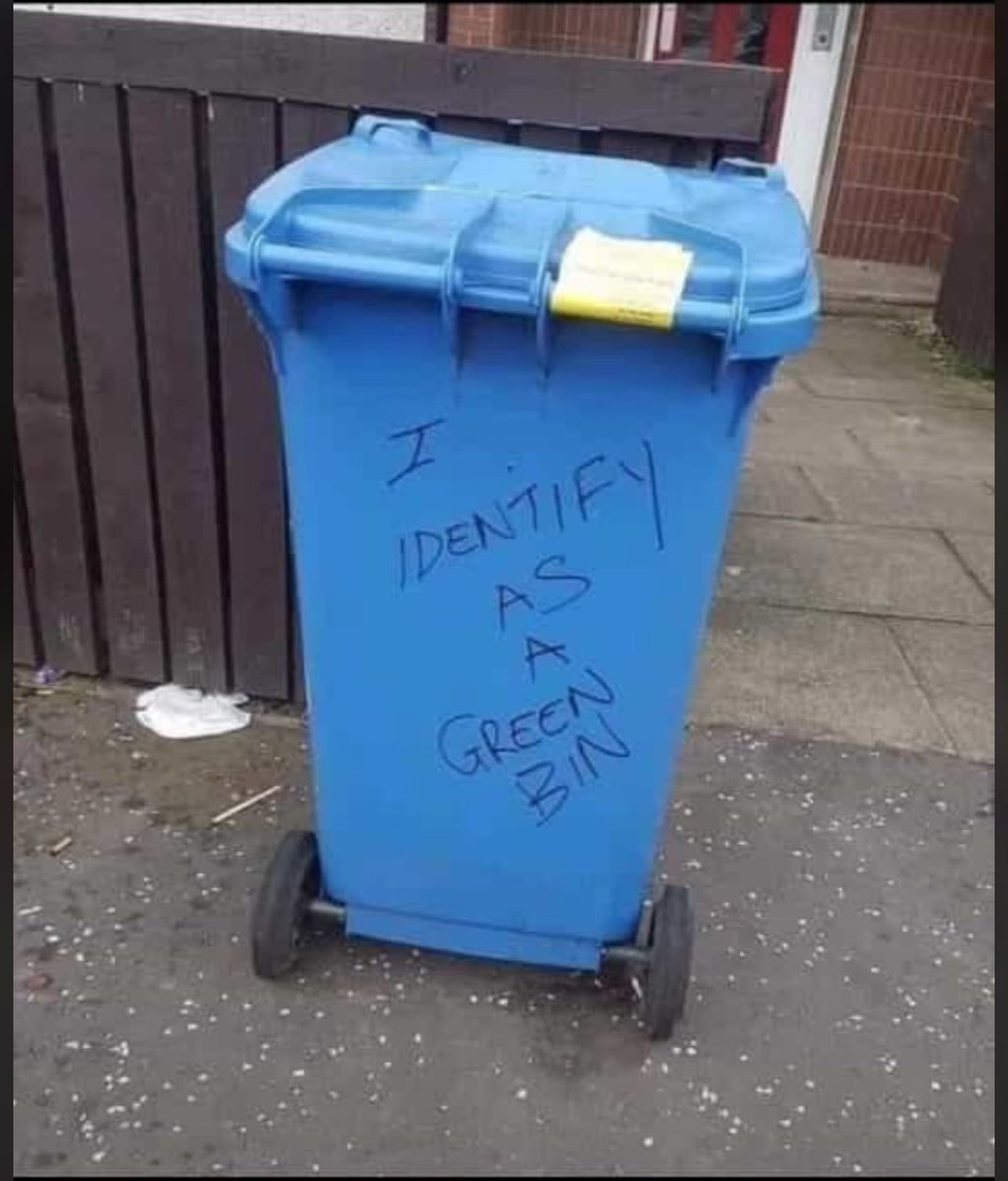 cuteneka's tweet image. I died 😂😂😂😂😂. Things we see while taking walks 🤣🤣🤣🤣🤣. If you see another colour is your business #Identity #colourcode #iamwhoisayiam #green #blue