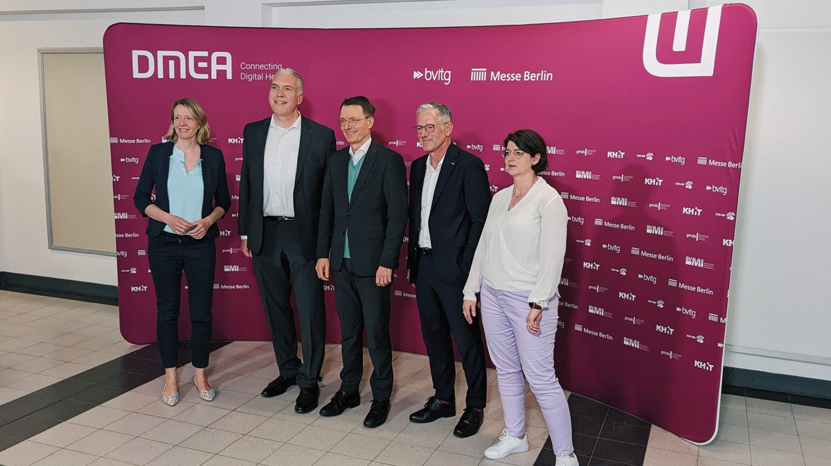Willkommen zur #DMEA24 @BMG_Bund @Karl_Lauterbach und  @SOzegowski zusammen mit @bvitg Vorständen Matthias Meierhofer & Melanie Wendling. #DigitalHealth #MesseBerlin #Gastgeber