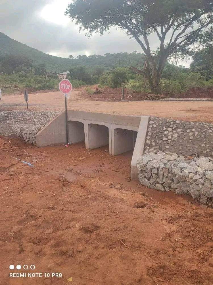 The new bridge in Vuwani, Limpopo, who ever got a tender is probably building another double story house. Look at how the stop sign has been installed to stop water 💀😂🤣🤣 Cuban world-class engineers at work with Department of Roads in Limpopo!!