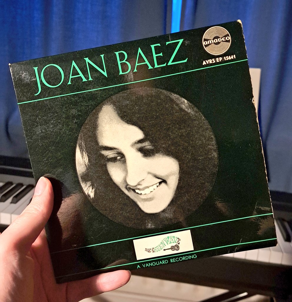 Begin jaren 60 was Joan Baez een grotere ster dan haar geliefde Bob Dylan. Ze nam hem af en toe mee op het podium, en beiden inspireerden elkaar muzikaal. #joanbaez #nonkelmuziek