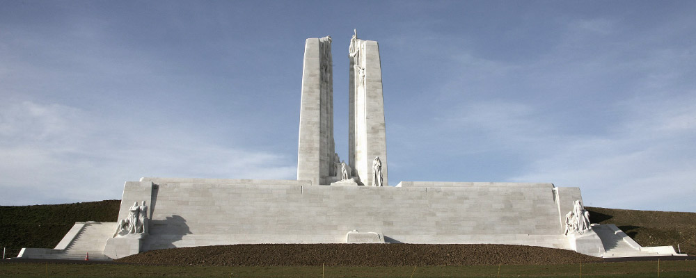 🍁Aujourd’hui marque le 107e anniversaire de la bataille de la Crête de #Vimy. Aujourd’hui comme demain, n’oublions jamais le sacrifice et le courage de celles et ceux qui ont servi leur pays. 🇨🇦 #Vimy107 #LeCanadaSeSouvient #AmitieCAFR