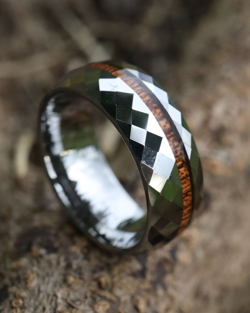 Here's one of our tungsten carbide rings that sometimes goes under the radar 🤎

#rings #fashion #mensring #mensjewellery #ringtrends #ringobsessions #ringscollector #weddingring #unisexrings #weddingbands #custommadejewelry #ringshop #ringstore #goodquality