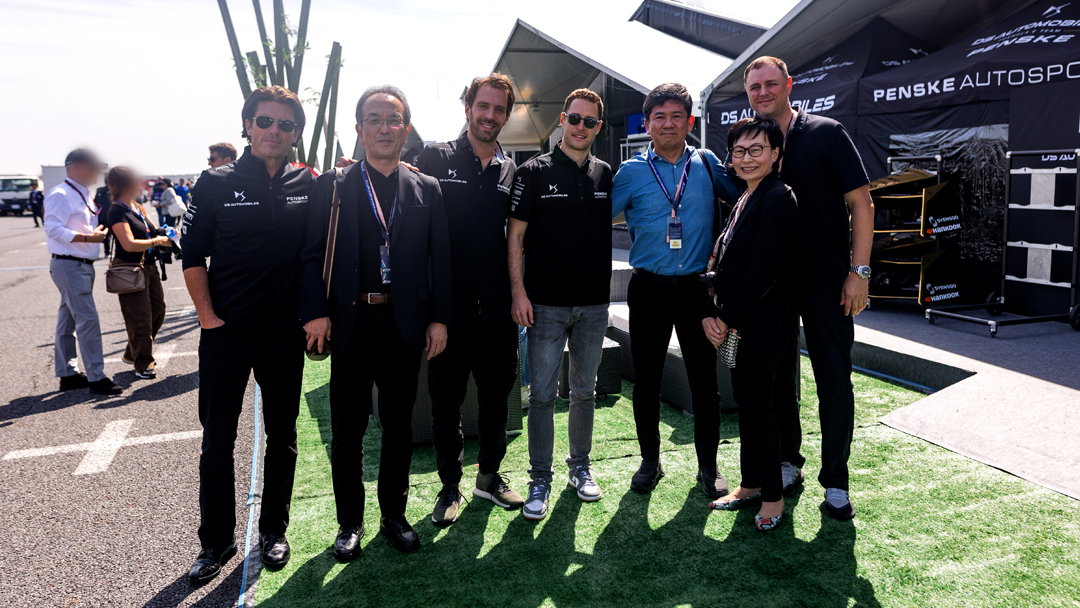 Behind the scenes at #FormulaE.
Last weekend was the first ever #TokyoEPrix. The work put in to bring all the spectacle to life is truly amazing. 

Check out these pictures of Kyocera’s president with team #DSPENSKE.

#EV #dsperformance #abbformulae