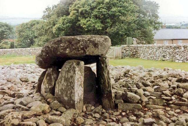 #TombTuesday
Dyffryn Ardudwy north of Barmouth consists of two lovely portal dolmens resting on white boulders. The cairns originally sat inside a larger wedge-shaped cairn with a larger chamber near the eastern end.
#Archaeology #History #WALES  🏴󠁧󠁢󠁷󠁬󠁳󠁿