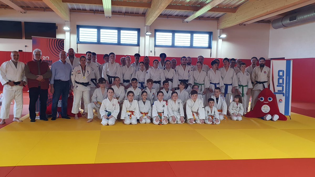 Cécile Nowak #médaille d'or aux #JO 1992 venue à Fère-en-Tardenois encourager notre #jeunesse au dépassement de soi et au respect des valeurs au travers de la pratique du #sport et du #judo dans notre centre de préparation <a href="/Paris2024/">Paris 2024</a> le dojo Hajimé #terredejeux
