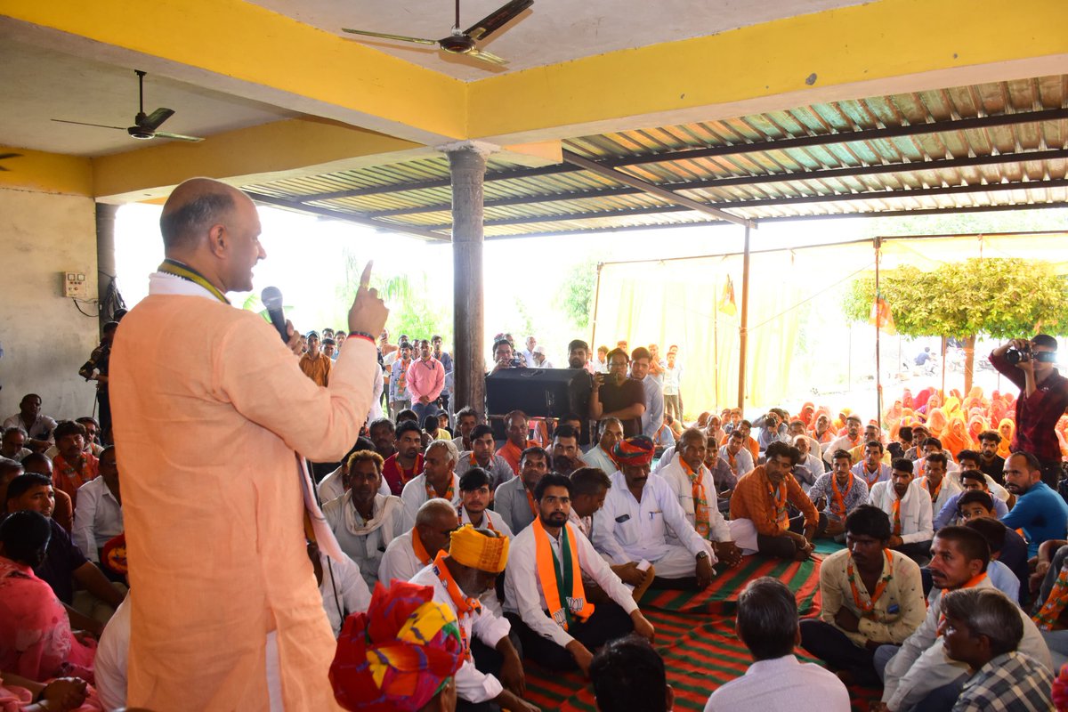 जन सम्पर्क के क्रम में आज बेगूं विधानसभा के गोपालपूरा पंचायतवासियों के साथ संवाद किया । साथ में बेगूं विधानसभा के विधायक श्री सुरेश धाकड़ जी एवं जिलाध्यक्ष श्री मिट्ठूलाल जाट जी, पार्टी पदाधिकारी, जन प्रतिनिधि एवं कार्यकर्ताओं की सादर उपस्थिति रही ।

#AbkiBar400Paar