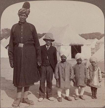 The long and short of India at the Delhi Durbar - Photographer James Ricalton with his friend Cashmere giant (7 ft. 9 in.) and Patiaia midget (28 in.), Delhi. Photograph taken in 1903. Underwood & Underwood Archives. #history #india #oldphoto #delhidurbar #oldtime