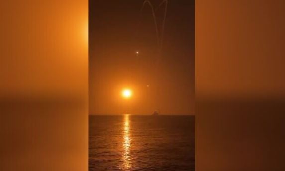 DefenseMirror's tweet photo. Naval Version of Israel’s Iron Dome Records First Successful Interception in Eilat: https://t.co/okrMqcBtPk
#IronDome #CDome #navy #corvette #Eilat #IDF #Israel #Hamas #Gaza #Palestine #IsraelPalestineWar https://t.co/uPlFTxYsxt