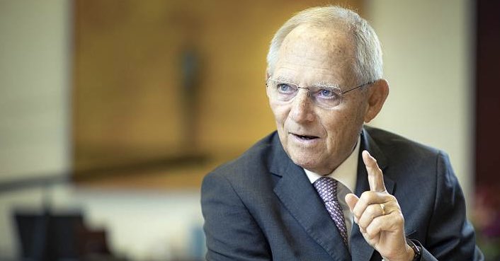 Die #Erinnerungen von Wolfgang #Schäuble bringen ihn gerade nochmal ins Gespräch. Dass er streit- &fehlbar, aber auch weitsichtig war, hört man auch im zeitlosen Gespräch, das @DanielaVates & ich mit ihm führten &das hier im #Podcast noch mal zu hören ist: t1p.de/ct4a5