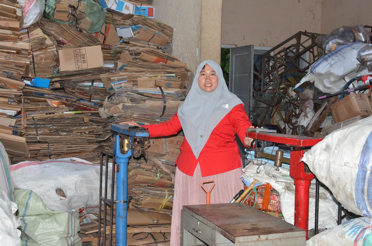 .@USAID #CleanCitiesBlueOcean Women in Waste’s Economic Empowerment (WWEE) Activity helped women working in the waste sector in Semarang City improve their waste businesses and gain management skills.
#WomeninWaste #USAIDCCBO
#EarthDay #PlanetvsPlastics
@BappenasRI @usembassyjkt