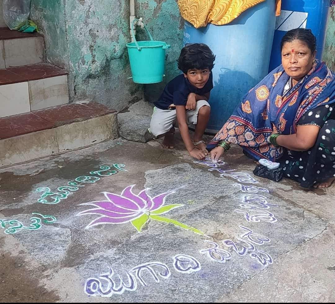 Smt Gangamma , from a remote village in Kudligi Taluka of Karnataka wishing PM Sri @narendramodi on the occasion of Ugadi . This pure love & affection towards PM in ordinary people is what it makes #ModiKaParivaar. 🙏🙏🙏