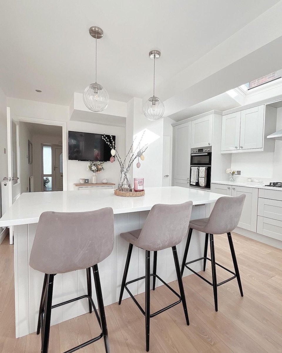 Embracing light, clean lines, and vibrant accents to celebrate the season of renewal, IG:myf_oreverhome's space is one of perfection this Spring. - Shaker 5-Piece in Light Grey Grain ✨ #wrenkitchens #wrenovation #kitchendesign #kitcheninspo #kitchendecor #springdecor